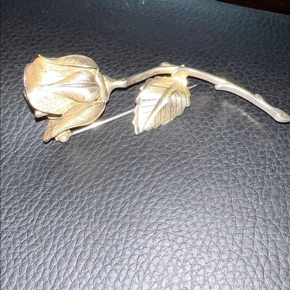 Giovanni Elegant Gold Rose Brooch - Picture 5 of 7